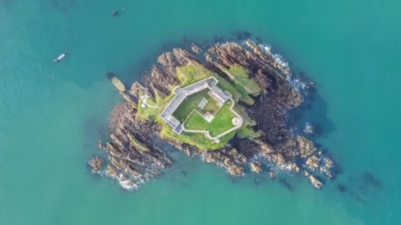 من جزيرة مهجورة إلى قصر فاخر: مايك كونر يبيع منزل الأحلام