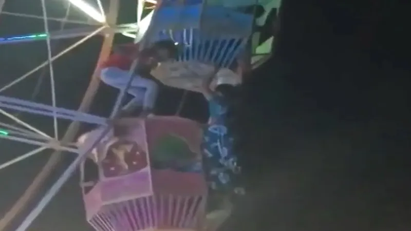 امرأة تعلق على ارتفاع 30 قدمًا.. ورجل شجاع ينقذ حياتها (فيديو)