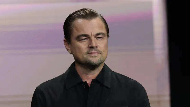 ليوناردو دي كابريو  يخضع للتوقيف والتفتيش من الشرطة الإسبانية في الشارع (فيديو)