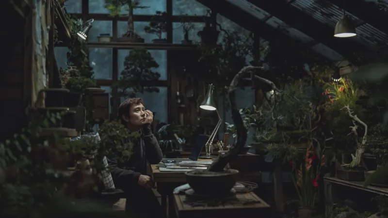 بعد مشاركته في مهرجان فينيسيا.. تعرف على قصة فيلم No Other Choice (فيديو)