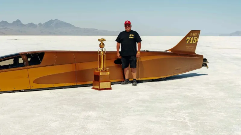 في محاولة تحطيم رقم قياسي.. سائق سباقات أمريكي يفقد حياته في حادث (فيديو)