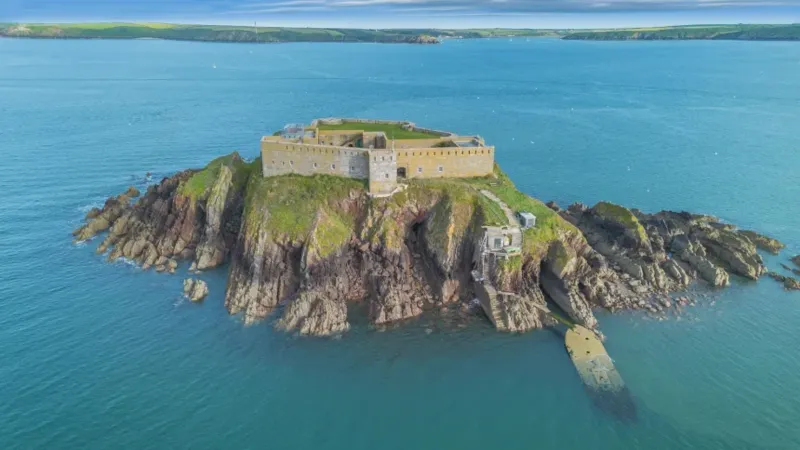 جزيرة ثورن في ويلز.. حصن تاريخي يتحول لمنتجع فاخر للبيع