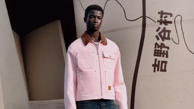 اللون الزهريّ في عالم الرجال: لماذا أصبح رمزًا جديدًا للثقة والقوة؟