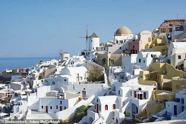 مشاهد مرعبة في جزيرة يونانية بعد انفجار كتل صخرية في البحر (فيديو)