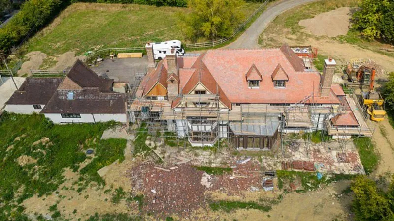 بعد بيعه رسميًا.. هل ينجو المالك الجديد من "لعنة" قصر كيتي برايس؟ (فيديو)