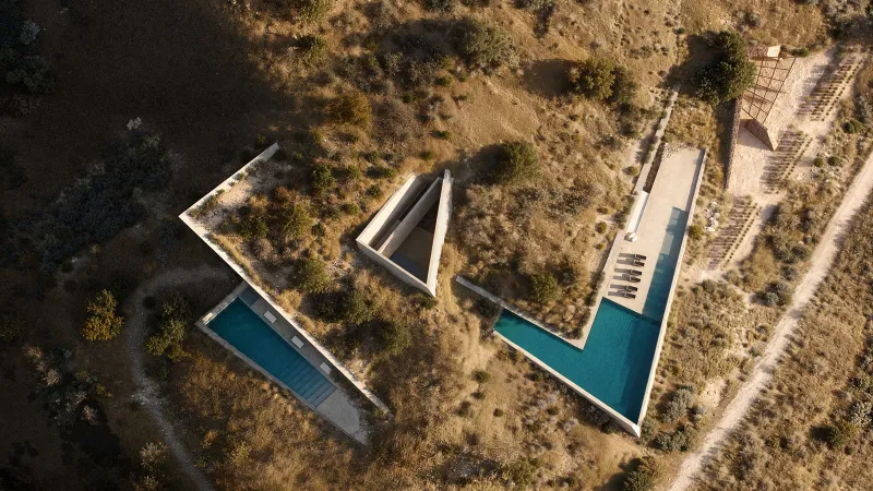 منزل على تلة ساحلية ينسجم مع الطبيعة ويوفر إطلالات بانورامية ساحرة (صور)