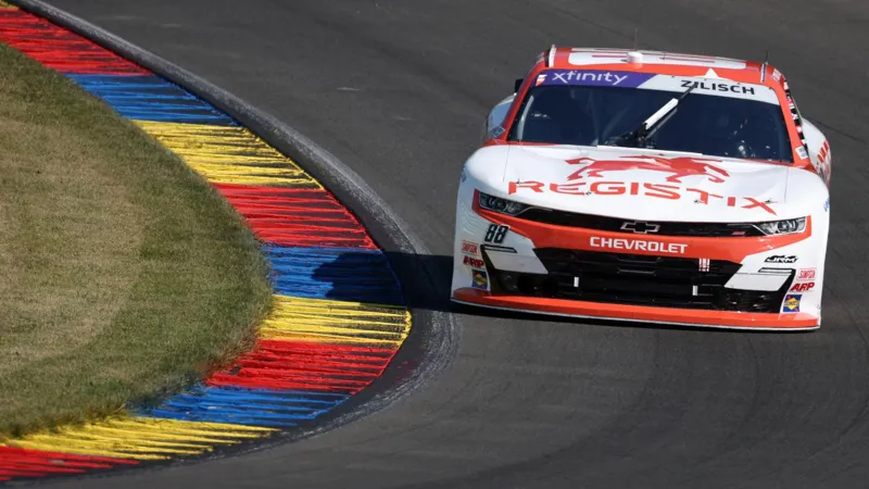 أثناء احتفاله بفوزه في Mission 200.. سقوط كونور زيليش وكسر في الترقوة (فيديو)