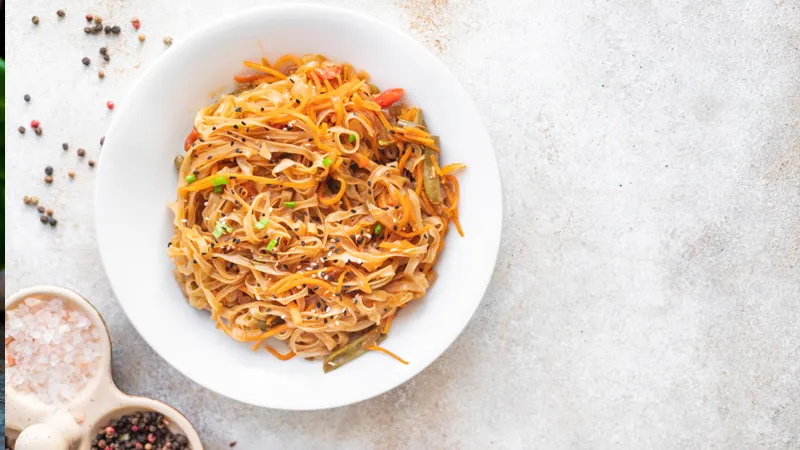 خبراء يكشفون حقيقة مخاطر تناول النودلز يوميًا ويقدمون نصائح مهمة