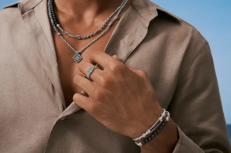الإكسسوارات الضخمة: صيحة رجالية تفرض حضورها.. كيف تنسقها دون مبالغة؟