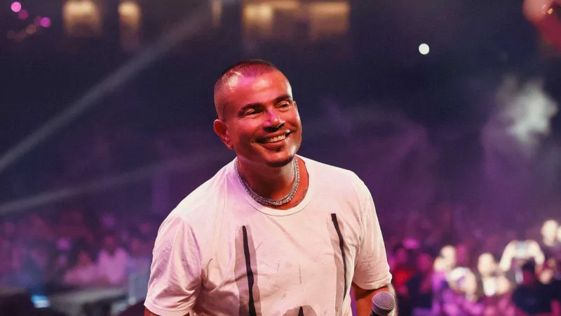 ملحن أغنية عمرو دياب يفاجئ الجمهور بمقطع محذوف من "بابا" (فيديو)