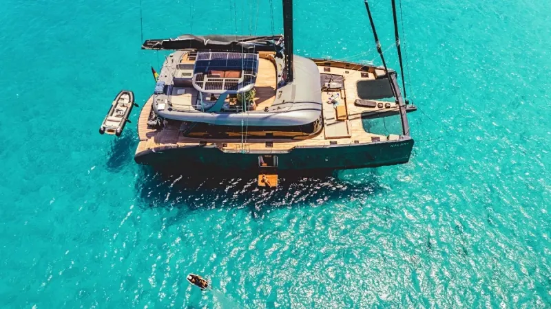 باريس هيلتون تستمتع بعطلة فاخرة في سردينيا على متن يخت Sunreef 80 الفاخر