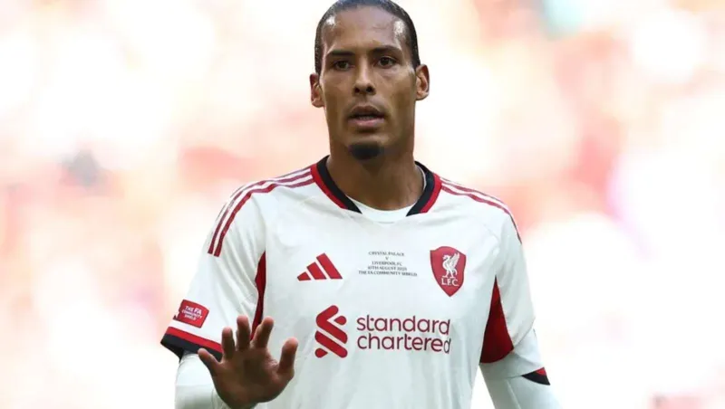 بعد خسارة اللقب أمام كريستال بالاس: فان دايك يدعو ليفربول للتعاقد مع مهاجم جديد