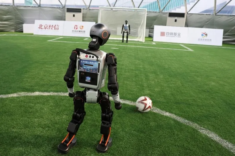 روبوت T1 يسقط أثناء تدريباته قبل انطلاق بطولة ألعاب الروبوتات الدولية