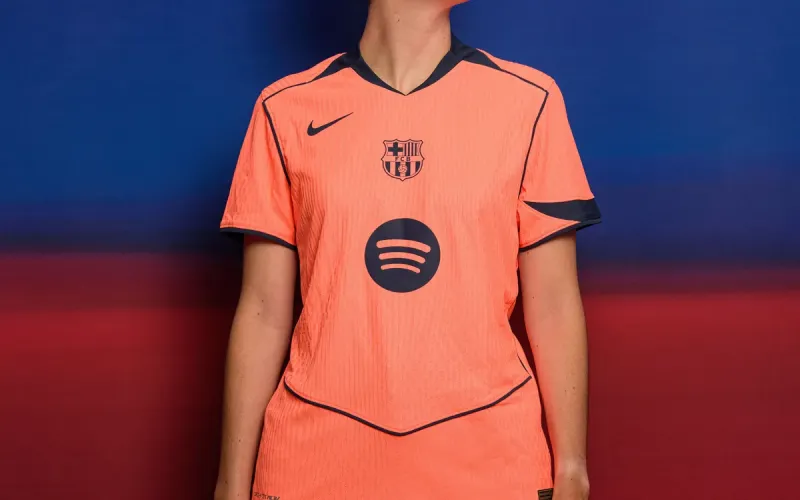 عودة إلى العصر الذهبي.. قميص برشلونة الجديد يستلهم أمجاد موسم 2009 (فيديو)