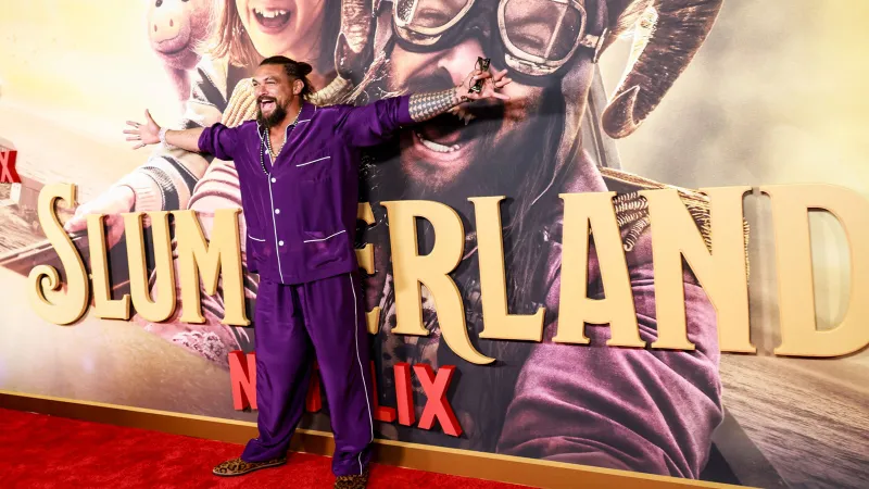  ركوب جايسون موموا للقرش في Chief of War حقيقة أم خيال؟  (فيديو)