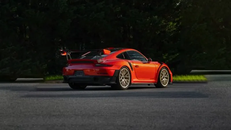 Porsche 911 GT2 RS Weissach شبه جديدة: فرصة نادرة في مزاد مرتقب