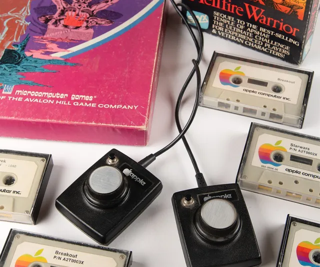 مزاد نادر يستعرض مقتنيات Apple الأرشيفية.. من سترات الموظفين إلى القطع الأيقونية