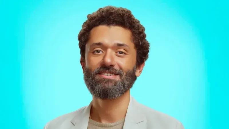 كريم محمود عبد العزيز يفاجئ زوجته على الهواء (فيديو)