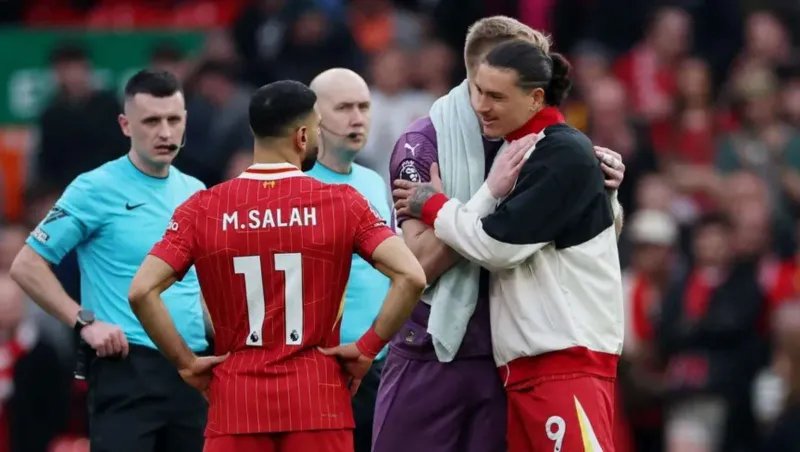 محمد صلاح يبعث برسالة وداع لداروين نونيز بعد انتقاله إلى الهلال السعودي