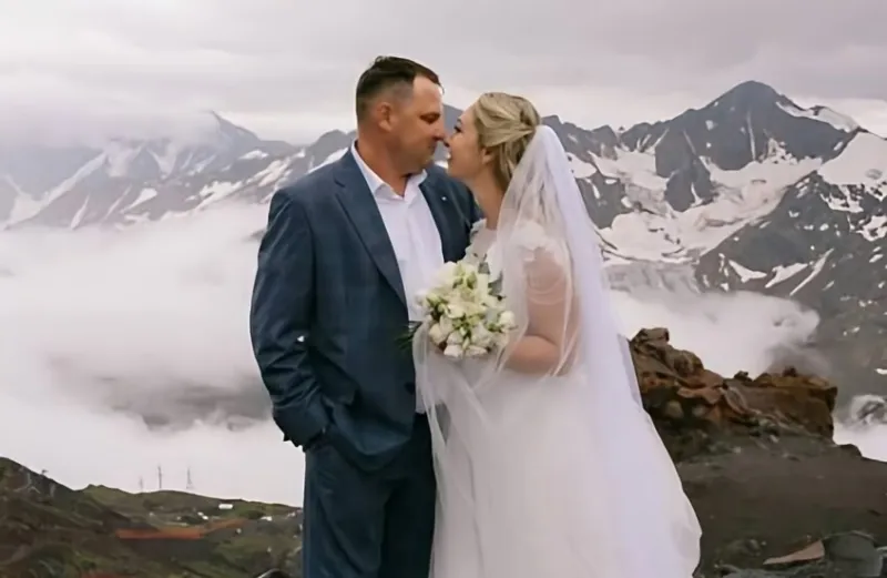 قصة حب تُتوّج بزفاف على ارتفاع 5080 متراً (فيديو)
