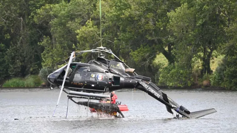 مروحية تسقط في بحيرة خلال إخماد حريق بفرنسا (فيديو)