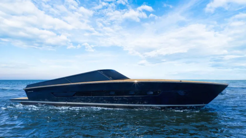 تصميم عصري وتقنيات متقدمة: Itama54 يرتقي بفخامة القوارب المفتوحة