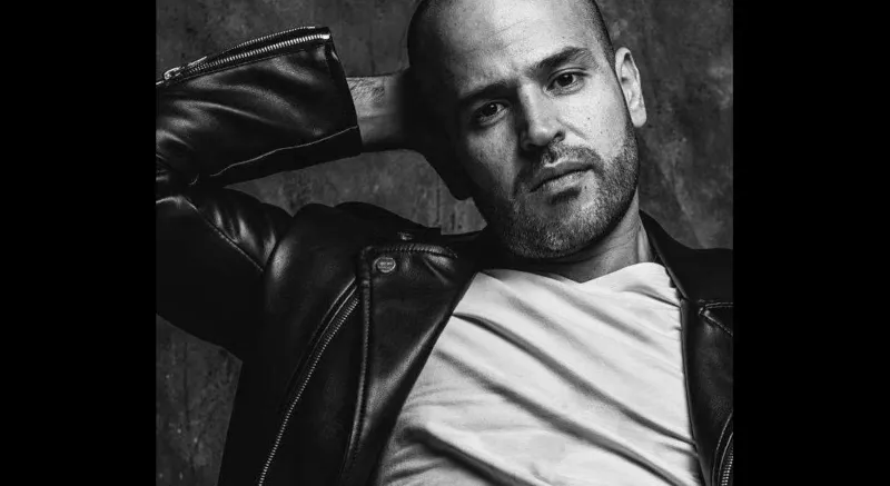 الفنان أبو لـ"الرجل": تنسيق إطلالتي يبدأ من زوجتي.. وأحب الساعات الرقمية