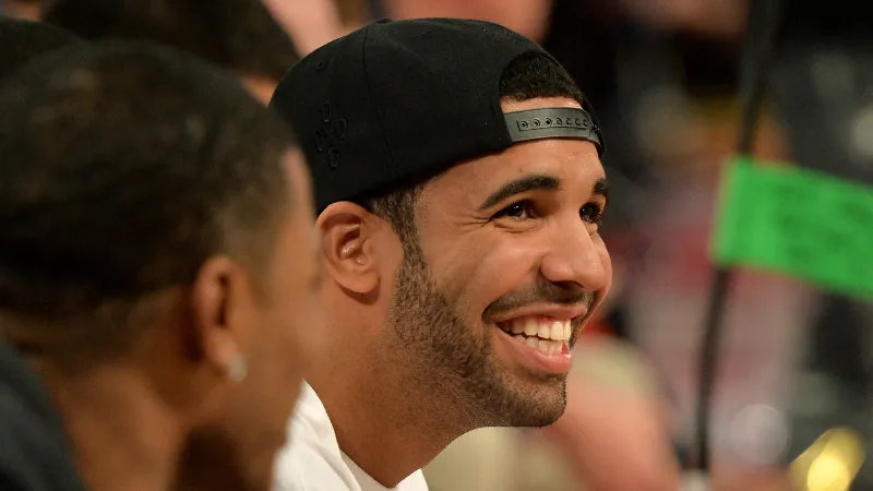 جولة افتراضية داخل قصر دريك تكشف أسرار علامته التجارية الفاخرة وأسلوب حياته المترف