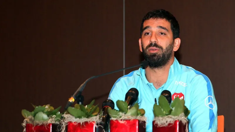 لقطة تثير الجدل: لماذا تجنب أردا توران النظر إلى مراسلة ناديه؟ (فيديو)