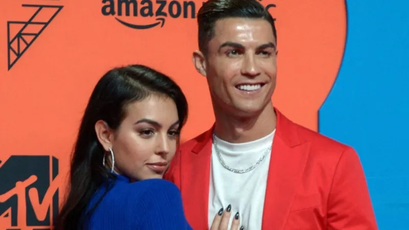 هدية أسطورية… ساعة فاخرة من رونالدو لجورجينا قبل خاتم الخطوبة      