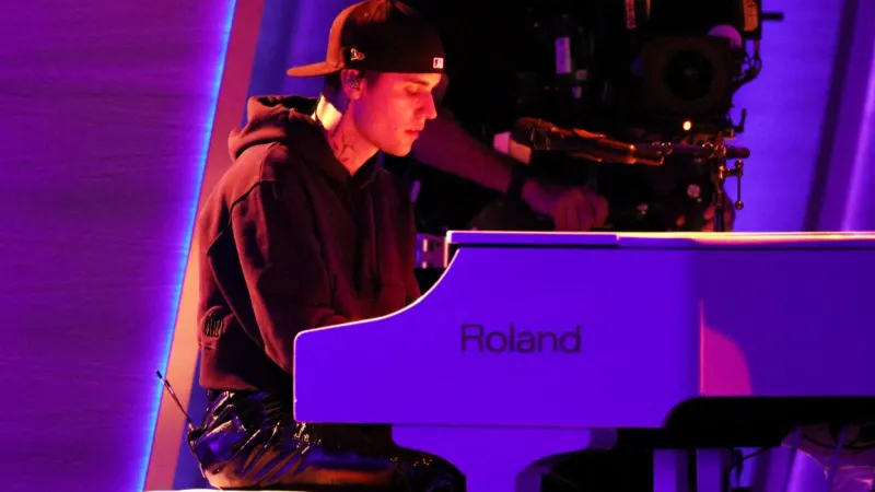 جاستن بيبر يشارك لحظات عائلية مؤثرة في فيديو كليب "Yukon" مع ابنه جاك (فيديو)