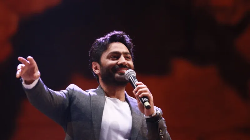 "هغني إزاي؟".. تامر حسني يتعرض لموقف محرج على المسرح (فيديو)