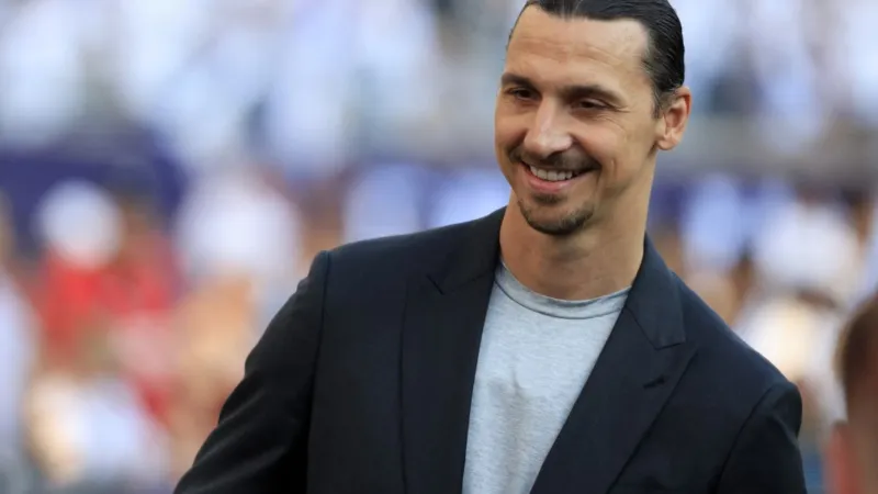 زلاتان إبراهيموفيتش يستعرض ثلاثية الفخامة.. فيراري بـ2.5 مليون دولار وساعة بـ240 ألف دولار (صور)