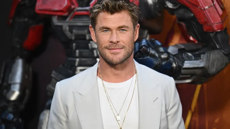 في Limitless.. كريس هيمسوورث يواجه نفسه ويكتشف مفاجأة قد تغيّر مستقبله (فيديو)