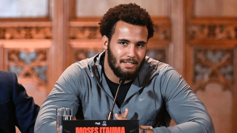 من هو الملاكم موسيس إيتاوما الذي أسقط ديلان وايت؟