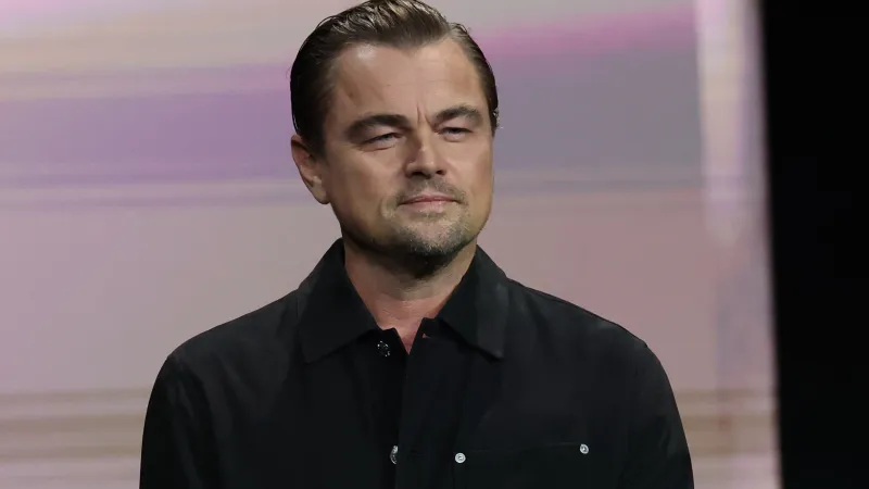 ليوناردو دي كابريو.. من طفولة قاسية إلى أسطورة هوليوود (فيديو)