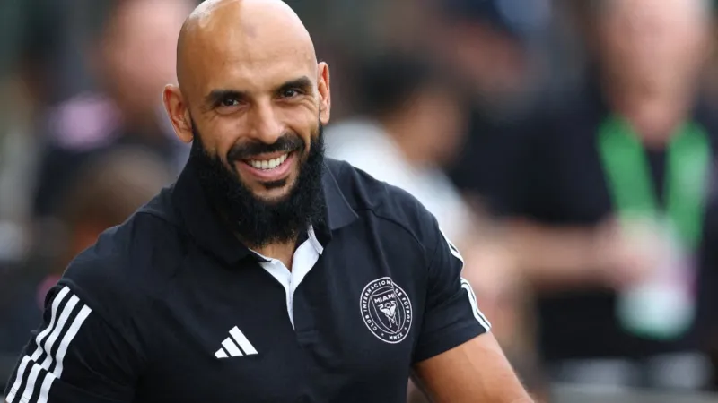 راتب خيالي لحارس ميسي يثير جدلًا واسعًا