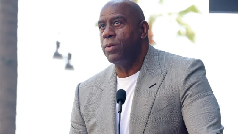 ماجيك جونسون يستعرض مهاراته على متن اليخت Whisper الفاخر (فيديو)