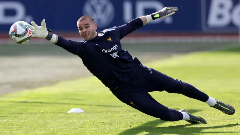 بعد ضم شوفالييه.. باريس سان جيرمان يثير الجدل حول مستقبل دوناروما