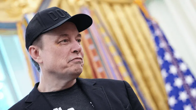 بين الطرد من المنزل وحضانة طفلهما .. تفاصيل صراع كاتبة أمريكية مع إيلون ماسك