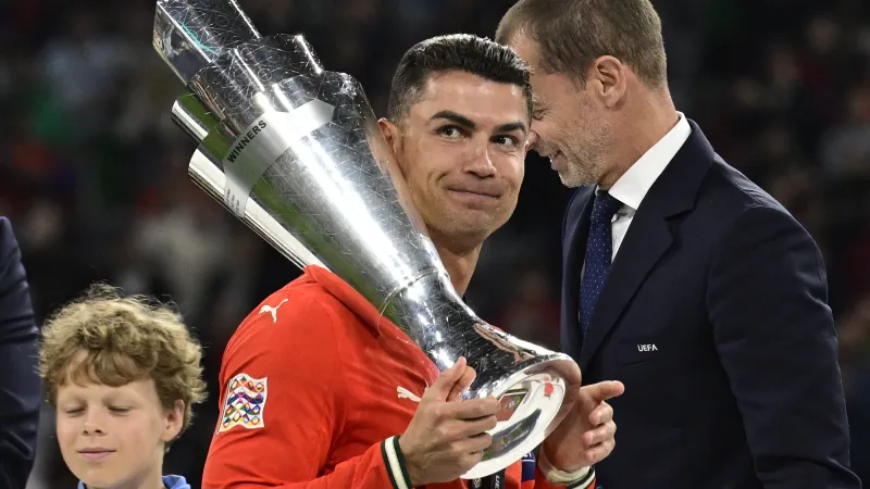 بعد الانتصار.. ما خلفية رسالة النصر المشفرة إلى كريم بنزيما؟