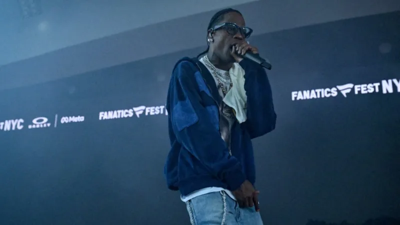 مرصعة بـ994 ألماسة.. ترافيس سكوت يتألق بساعة نادرة من Audemars Piguet