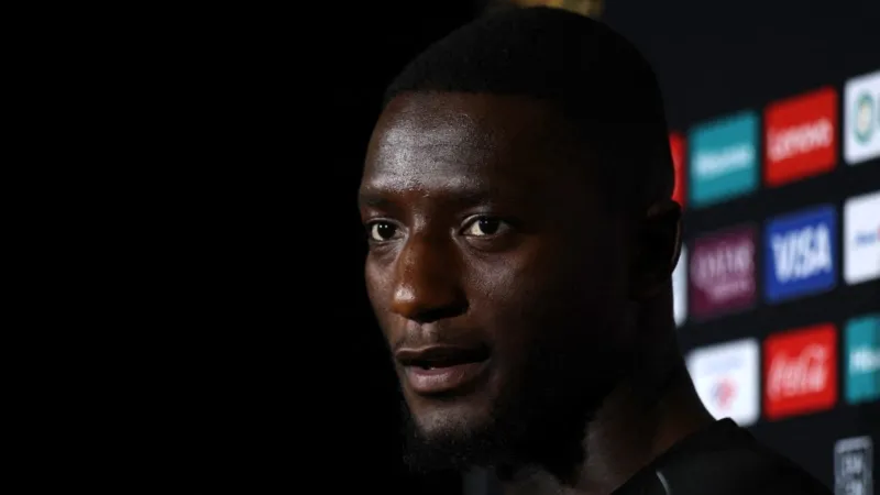  سيرهو غيراسي يُظهر تديّنه بتلاوة القرآن في مدرسة في غينيا (فيديو)