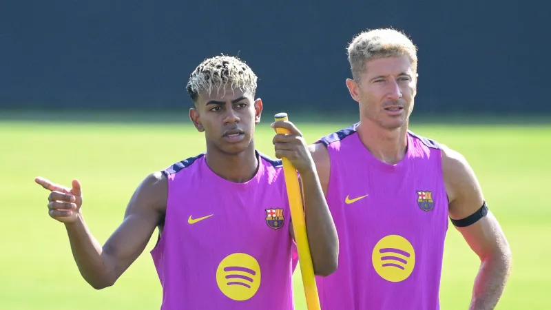 ليفاندوفسكي يكشف سر علاقته الخاصة بلامين يامال ويشيد بموسمه الرائع