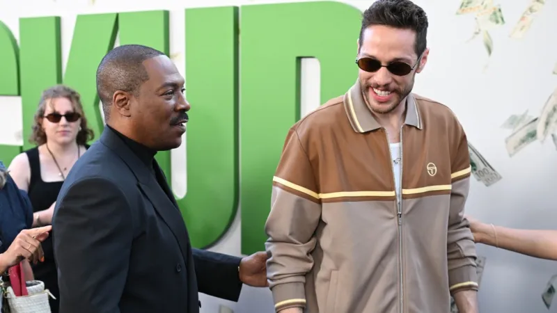 بيت ديفيدسون يكشف كيف ألهمه إيدي ميرفي مهنيا وعائليا (فيديو)