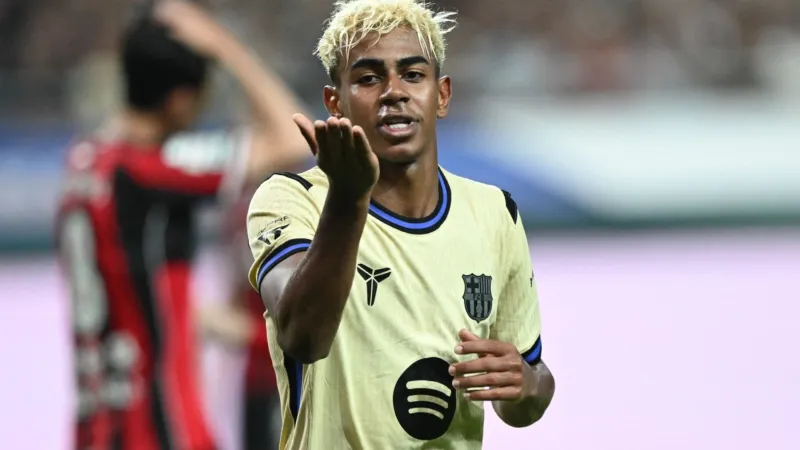 لامين يامال يتألق بساعة رولكس دايتونا وسنيكرز مرصعة بالماس (فيديو )