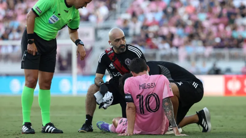 ميسي يغادر مصابًا بعد 11 دقيقة.. ما آخر تطورات حالته؟ (فيديو)