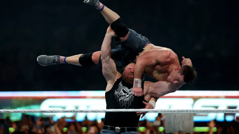 بروك ليسنر يفاجئ جون سينا بعد ملحمة رودز في SummerSlam (فيديو)