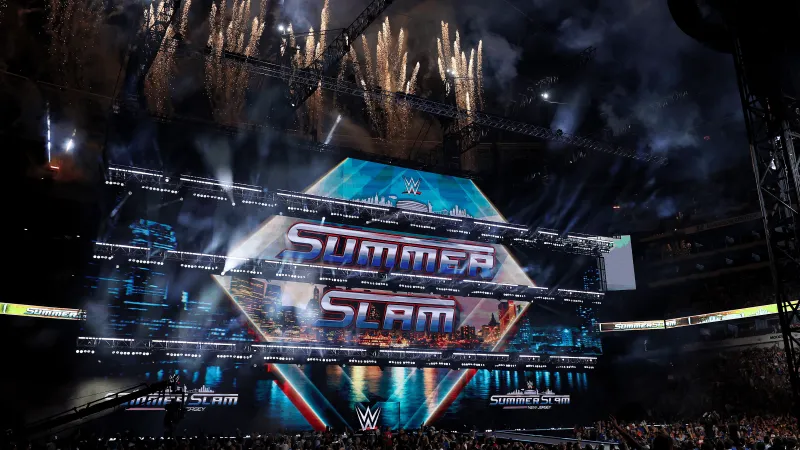 جدال ساخن بين لوجان بول وجون سينا قبل SummerSlam