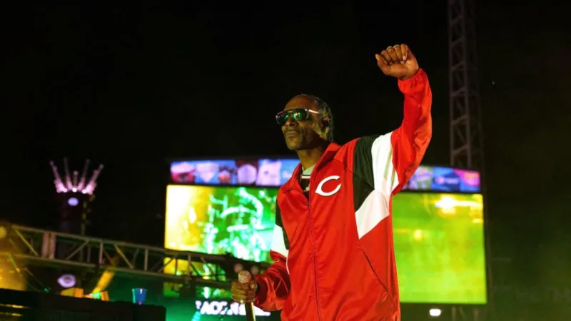Snoop Dogg يحول رماد سجائره إلى لوحات فنية